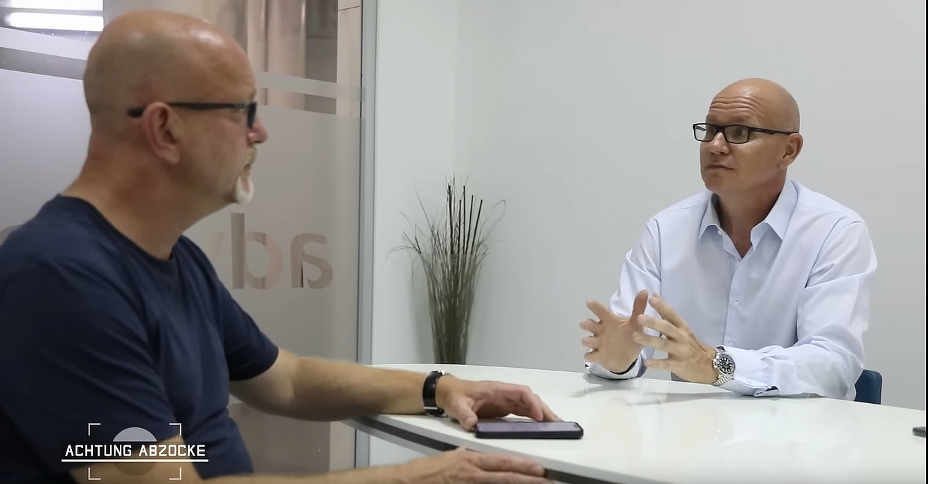 Philipp Beyer (rechts) im TV-Interview mit Peter Giesel · „Achtung Abzocke" / Kabel 1